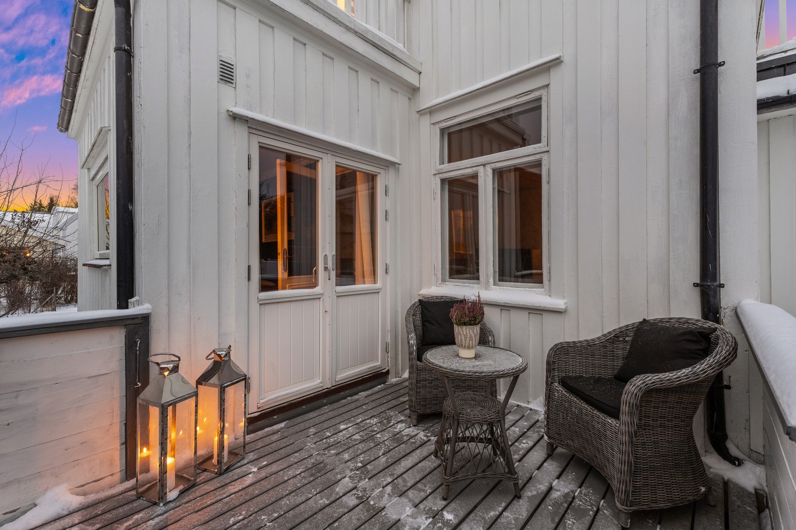 Terrassen har plass til en sittegruppe Galleribilde