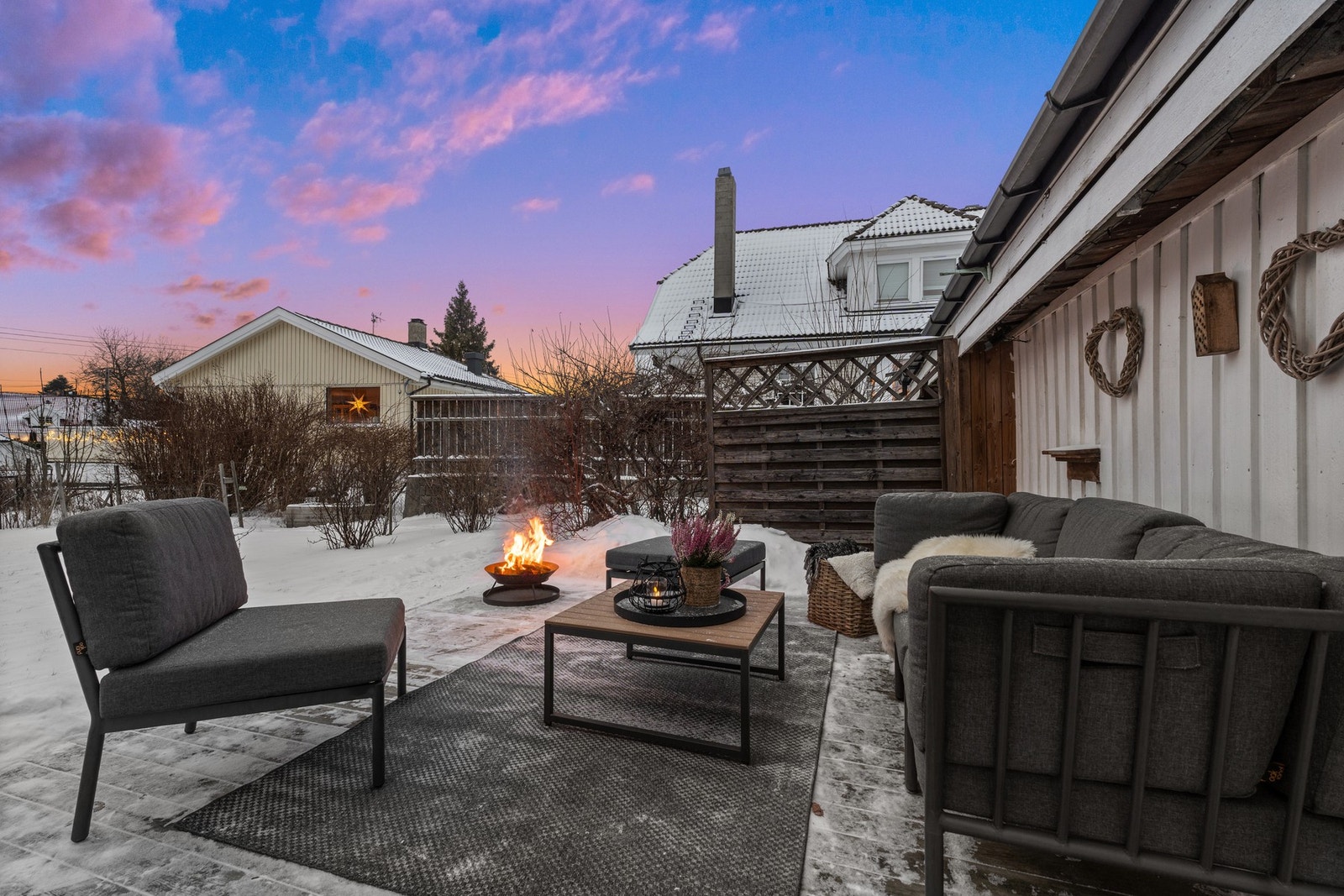 Solrik platting med plass til sittegruppe Galleribilde