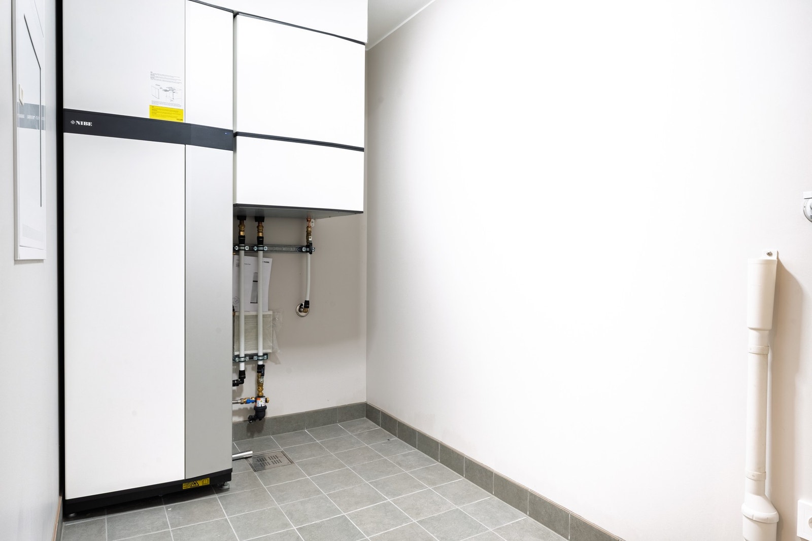 Vaskerommet er fliselagt på gulv og har opplegg for vaskemaskin, plass til tørketrommel og eventuell innredning som skap, benkeplate eller andre oppbevaringsløsninger. Galleribilde