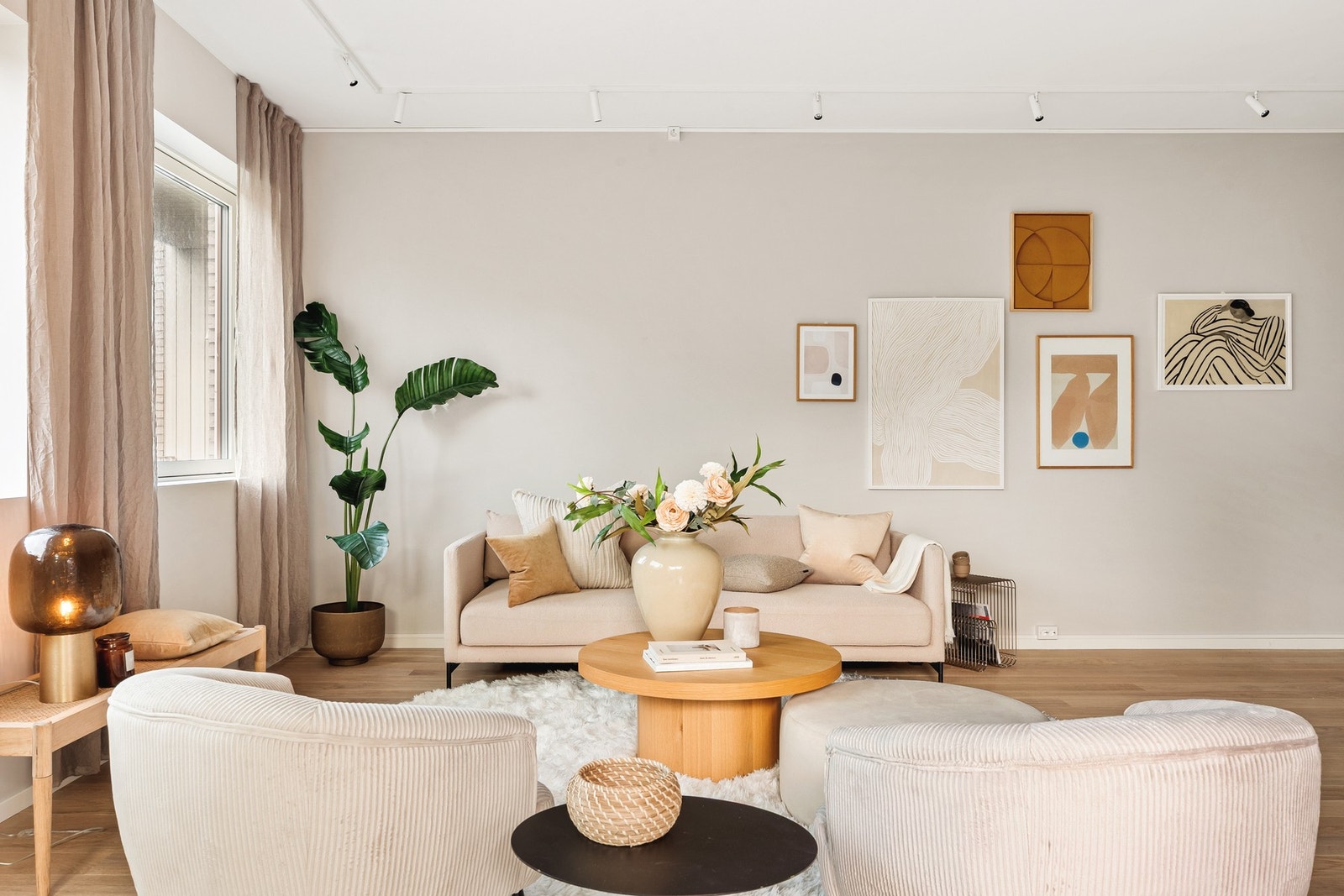 Det er god plass til den favoriserte sofakroken. Galleribilde