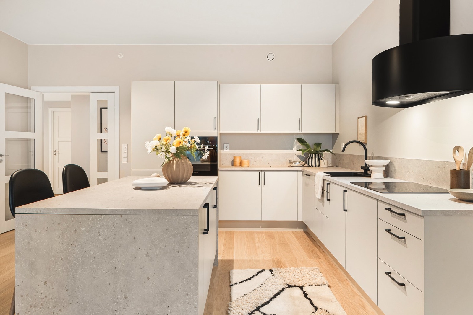 Det er utstyrt med følgende integrerte hvitevarer: Komfyr, induksjonsplatetopp, oppvaskmaskin og kjøleskap med frysedel - alle fra Simens. Galleribilde