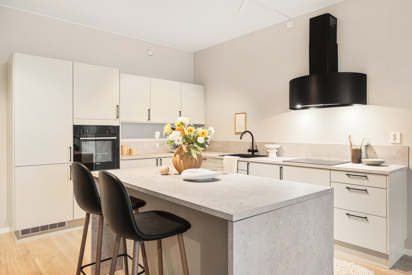 Her er det godt med oppbevaringsplass i skuffer og skap, samt arbeidsplass på benkeplaten og øyen. Galleribilde