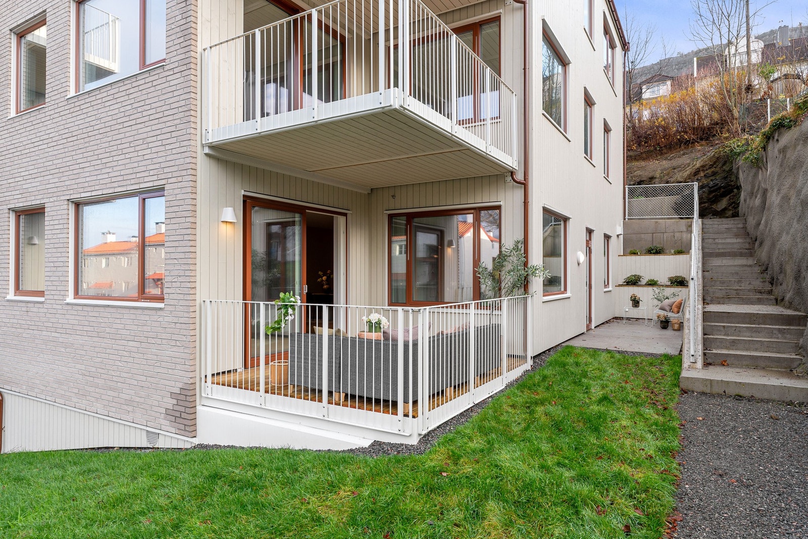 Da balkongen vender mot vest har man gode solforhold på ettermiddagstid, slik at man kan nyte fine dager her. Galleribilde