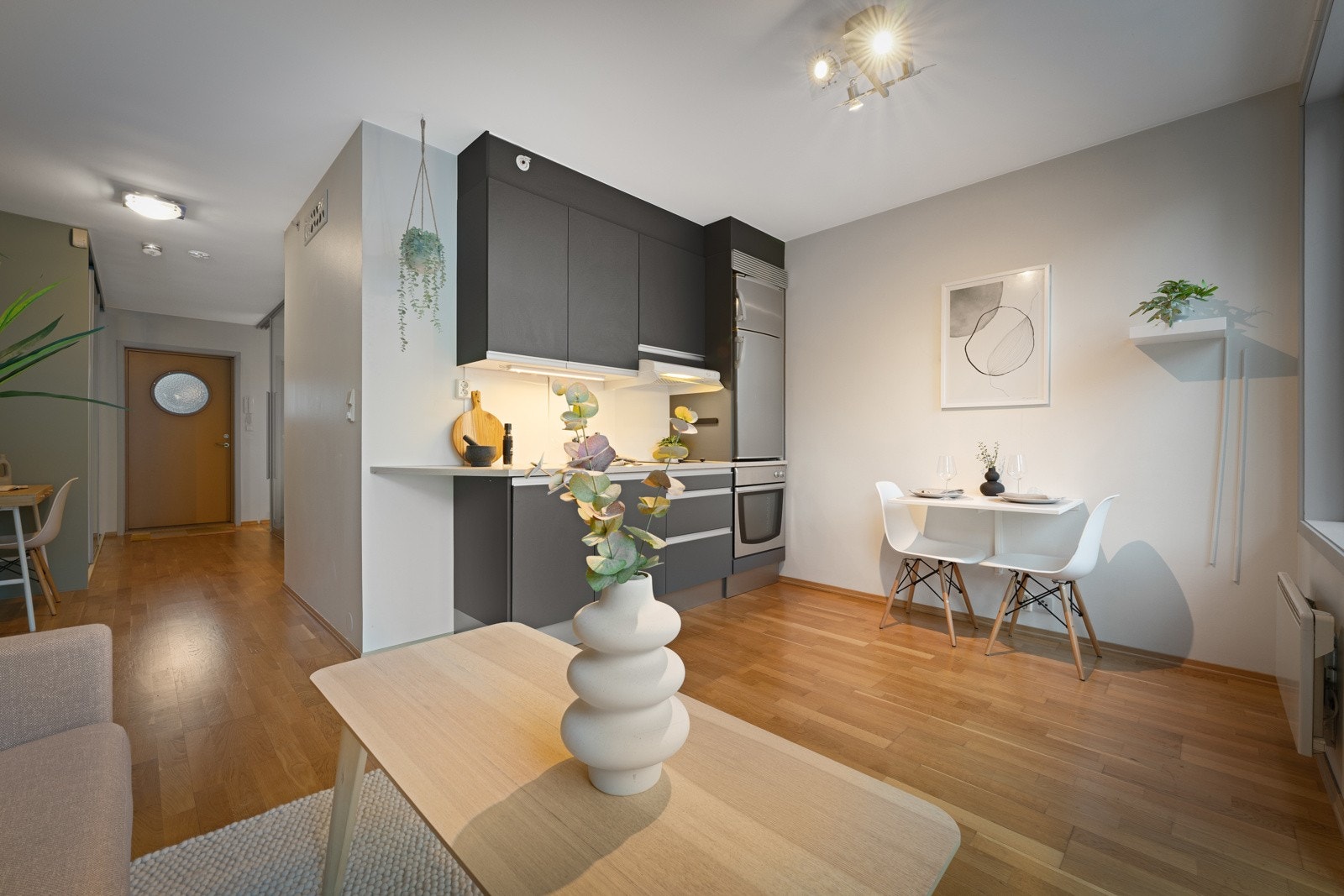 Kjøkkenet har en pen innredning med glatte fronter og laminert benkeplate Galleribilde