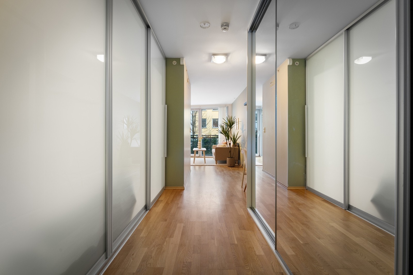 Entréen er romslig med god plass til både sko og jakker i en stor skyvedørsgarderobe Galleribilde