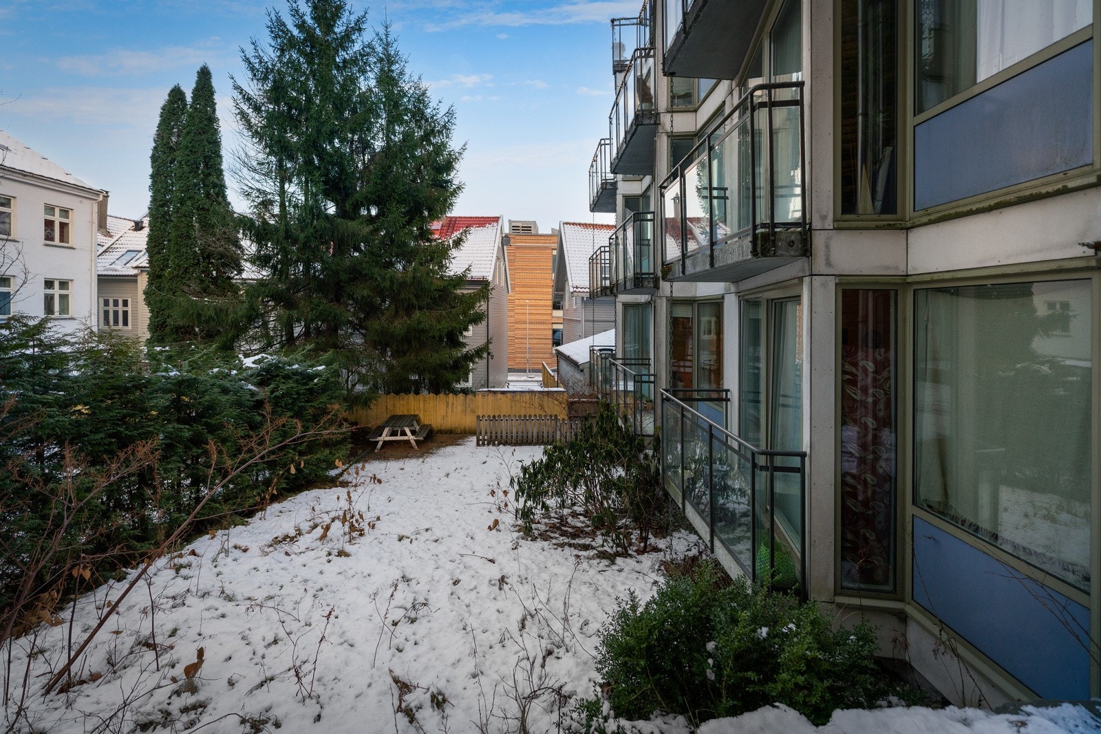 Bygget er oppført i 2006, og fremstår moderne Galleribilde