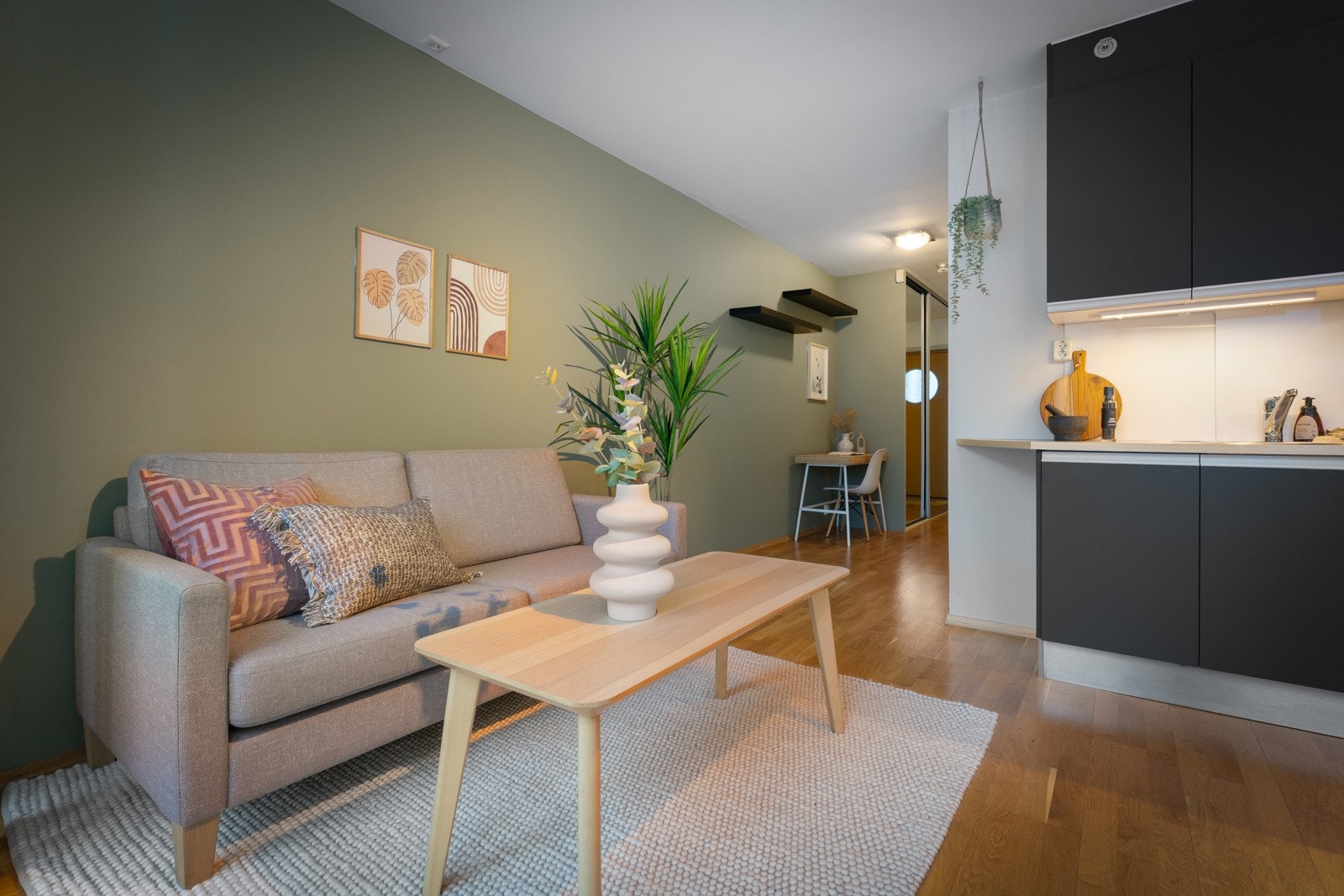 Den åpne stue/kjøkken løsningen gir et sosialt allrom Galleribilde