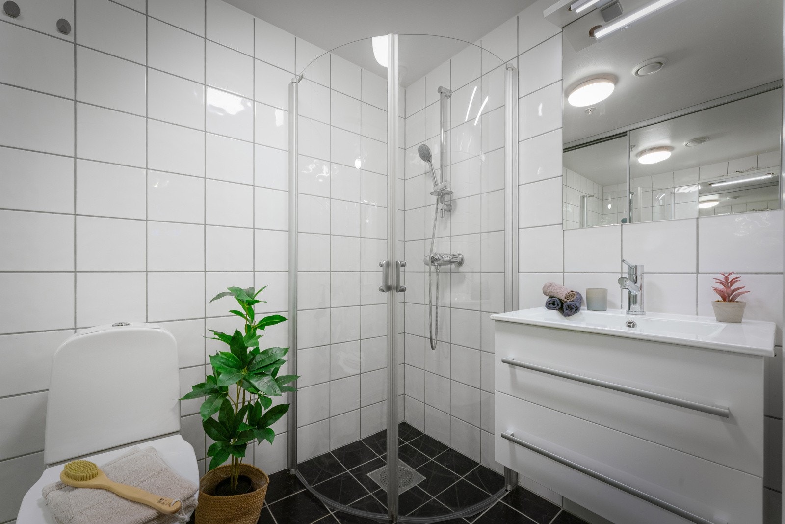 Helfliset bad med tidløse fargevalg Galleribilde