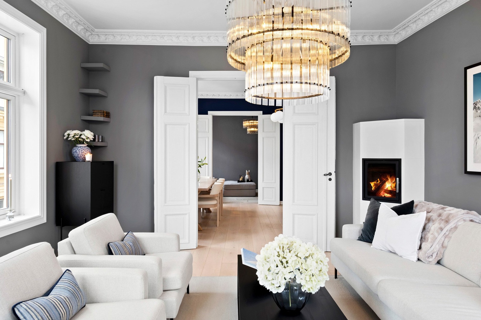 Tre store rom "på rad" med vinduer mot vest. Galleribilde