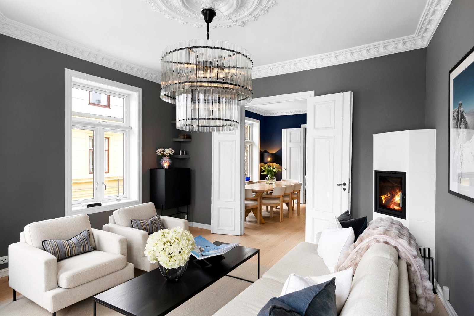 Stuen har fine møbleringsmuligheter, med plass til sofagruppe og tilhørende møblement. Galleribilde