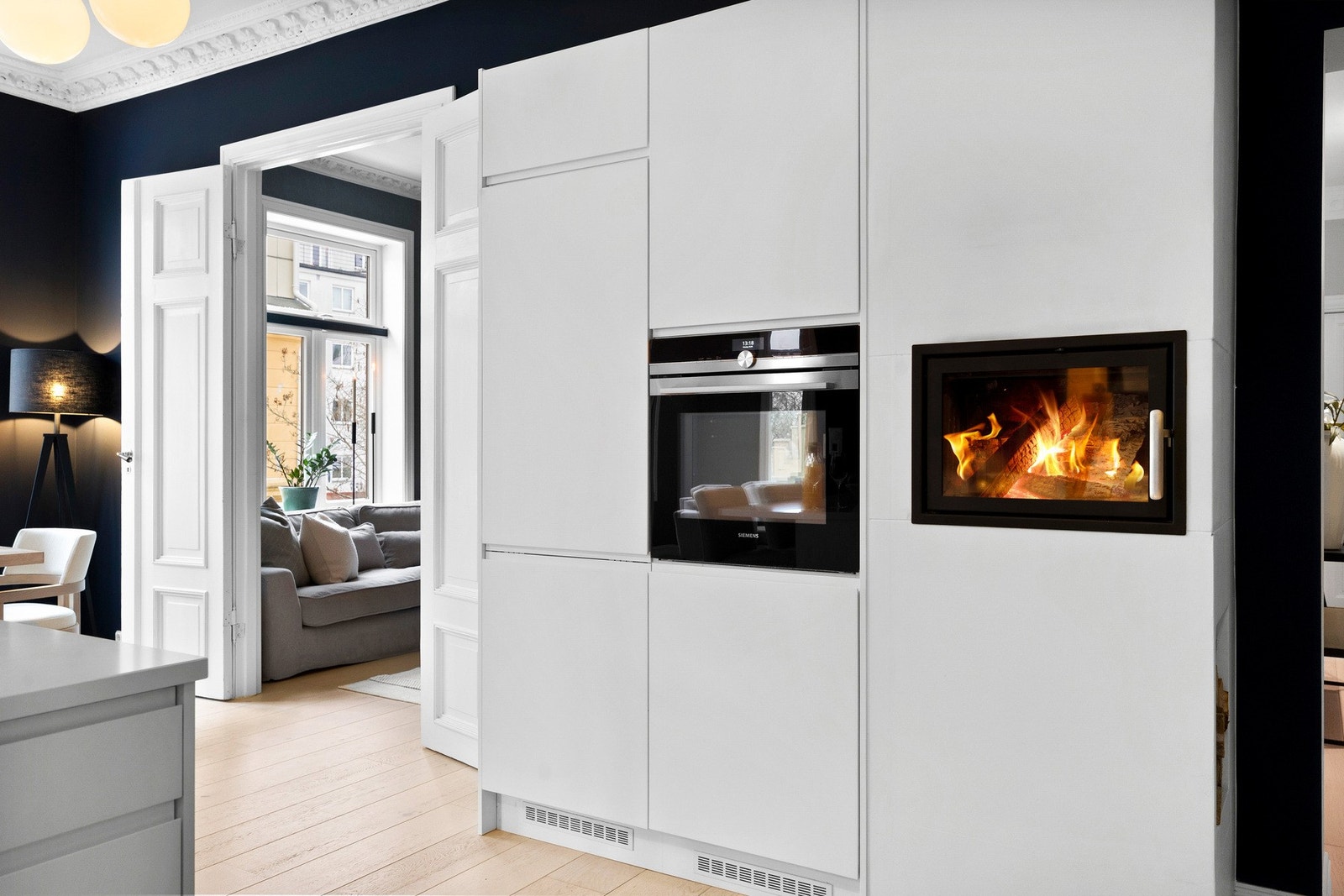 Stemingsskapende vedovn som bidrar til varme og hygge. Galleribilde