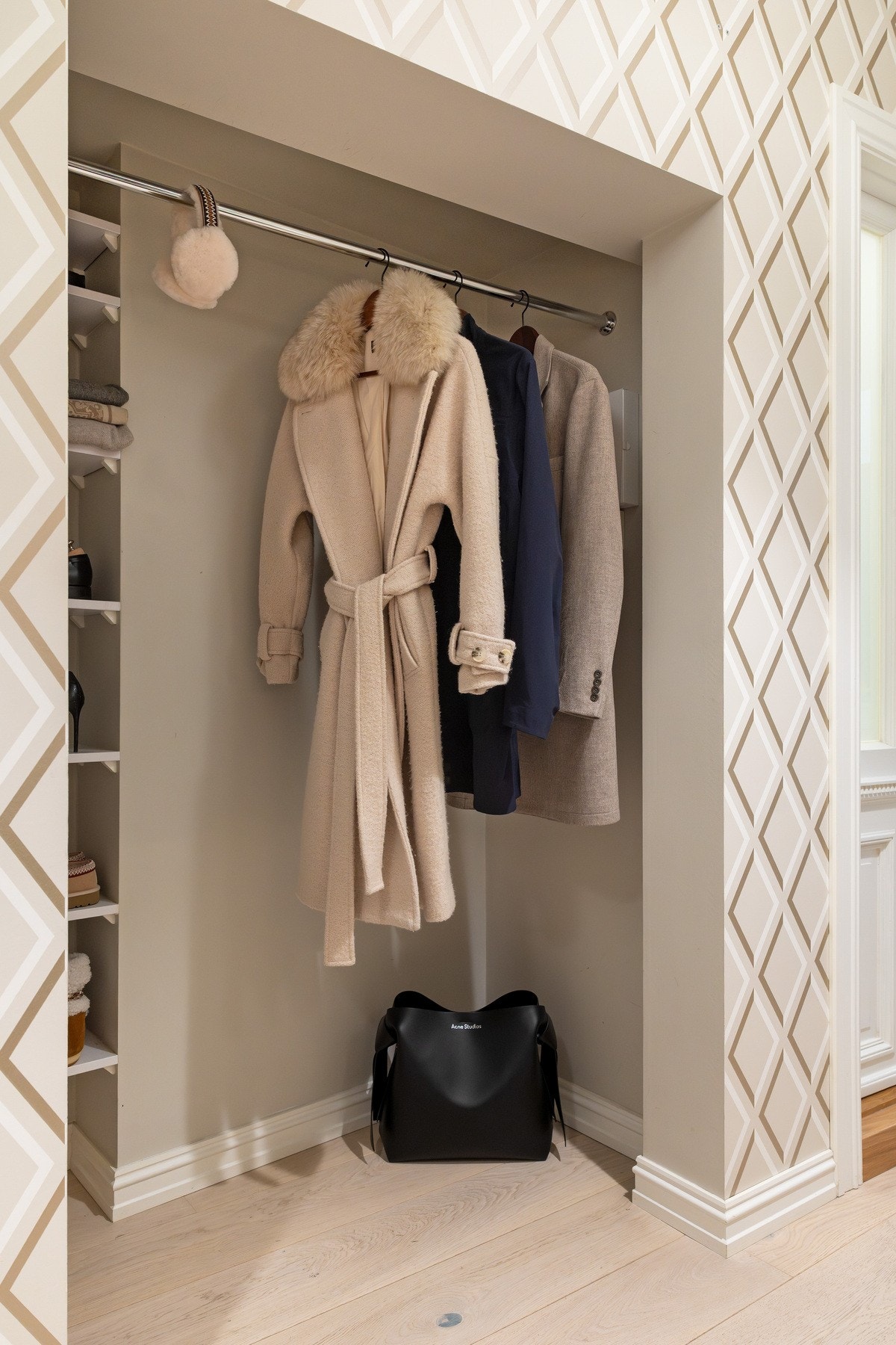 Praktisk garderobeløsning med god plass til yttertøy og sko. Galleribilde