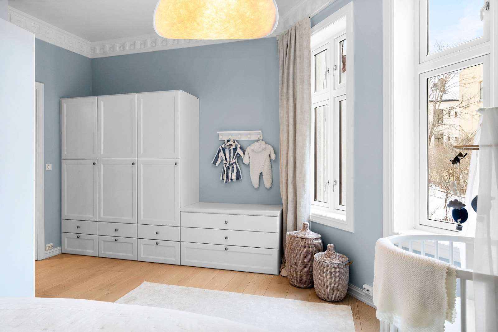 Plass til både garderobe, dobbeltseng og evt. en kontorpult. Galleribilde