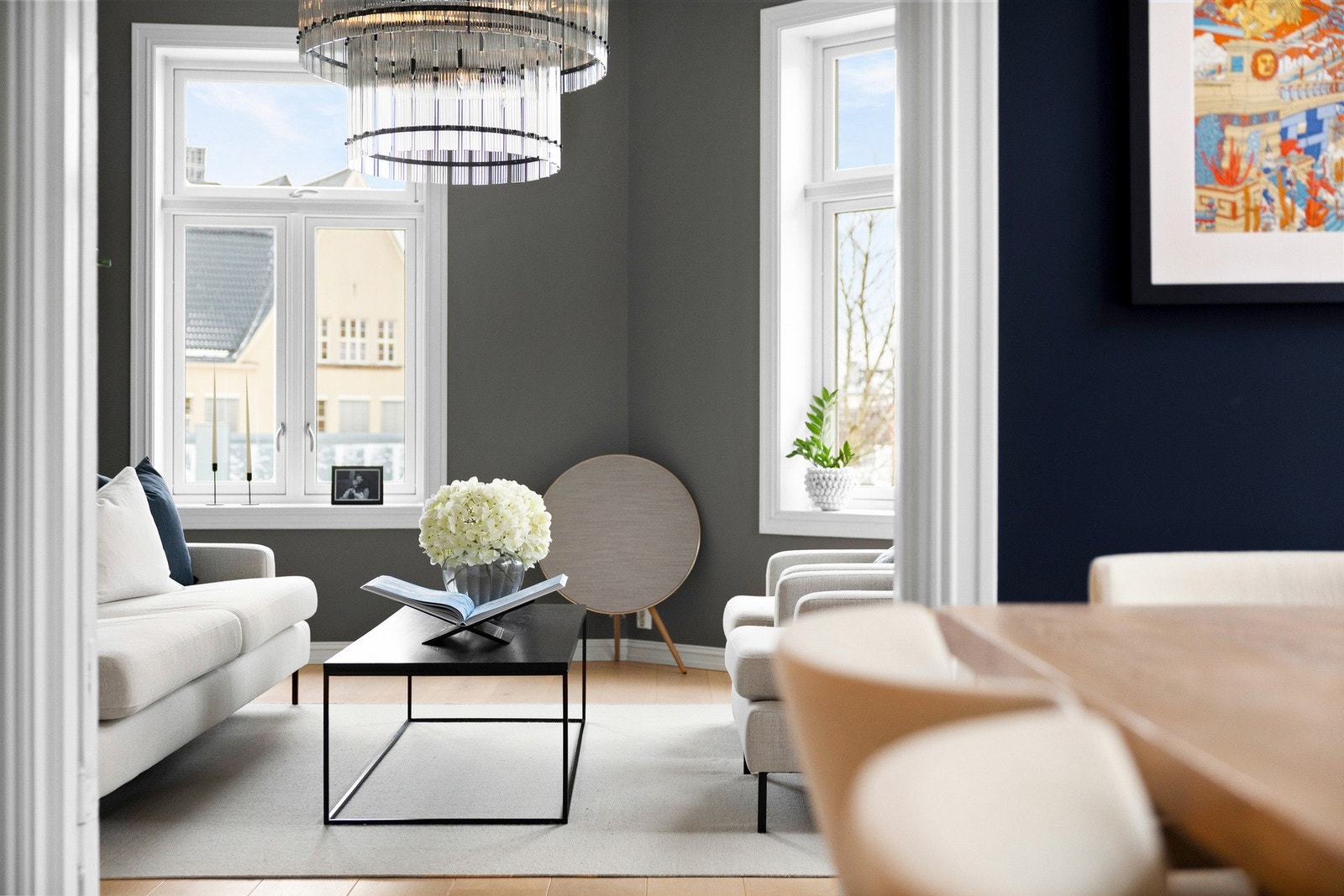 Store vestvendte vinduer med gode sol- og lysforhold. Galleribilde