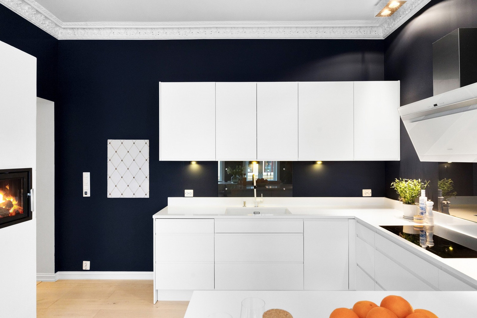 Integrerte hvitevarer: induksjonsplatetopp, stekeovn, oppvaskmaskin, kjøleskap og fryser. Galleribilde