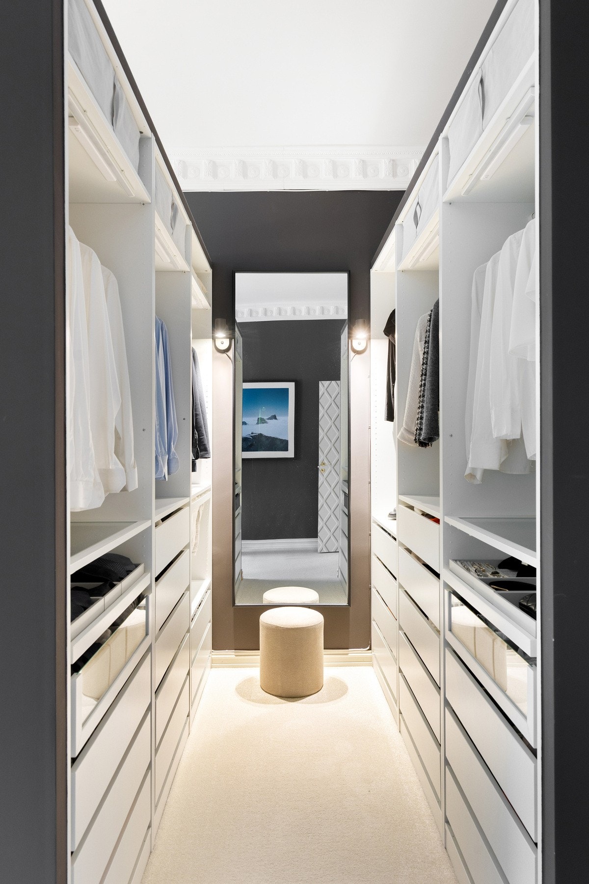 God oppbevaringsplass i skuffer, hyller og oppheng. Galleribilde