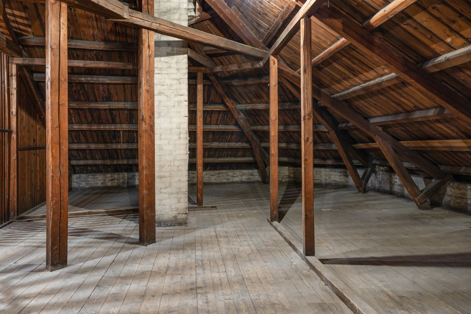 Rett over leiligheten er det et loftsareal. Dette har ved flere anledninger blitt vurdert solgt av sameiet. Gode muligheter for den som ønsker mer plass. Galleribilde