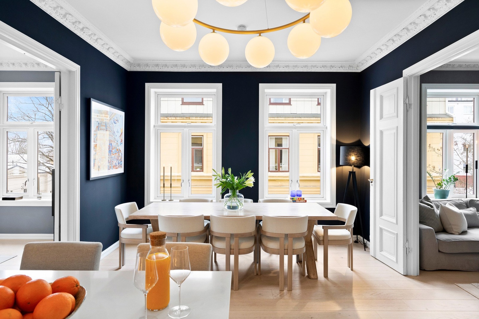 God plass til stort spisebord. Galleribilde