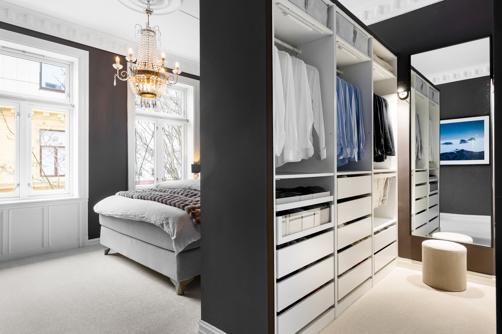 Fin belysning i garderoben. Galleribilde