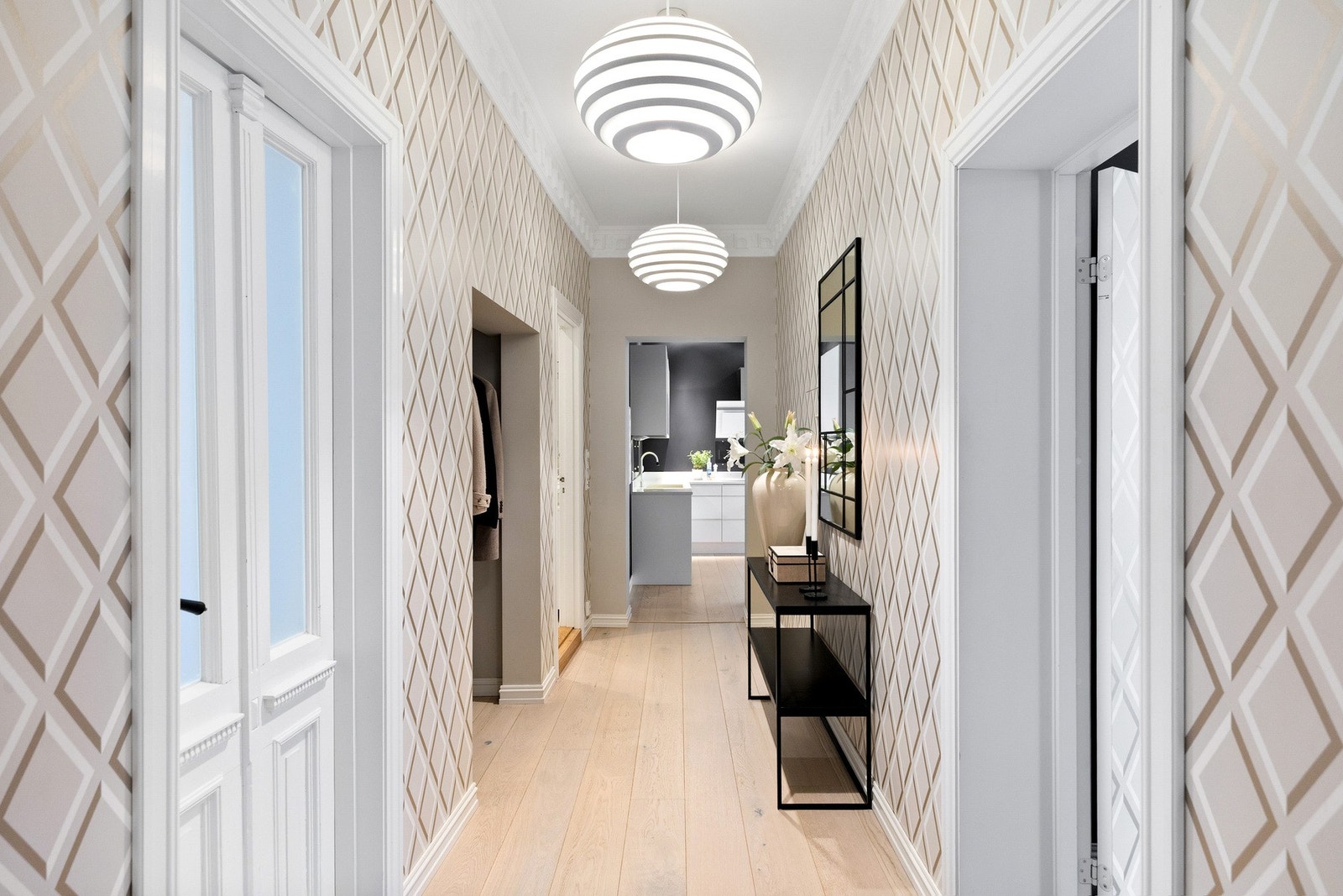 Romslig og innbydende entré. Gulvvarme i hele leiligheten. Galleribilde