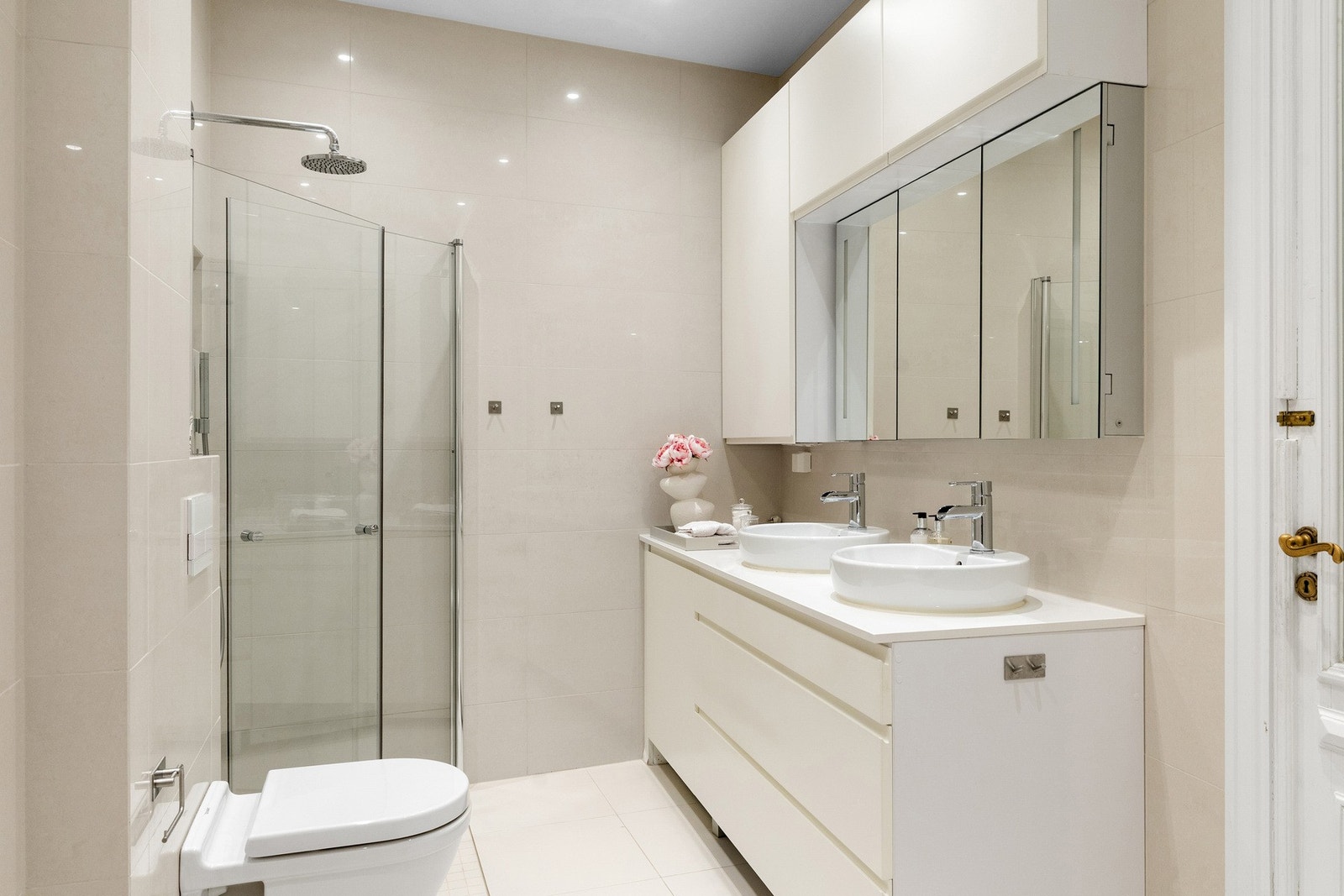 Delikat bad med downlights i himling og varme i gulv. Integrert kombinert vaskemaskin/tørketrommel. Galleribilde