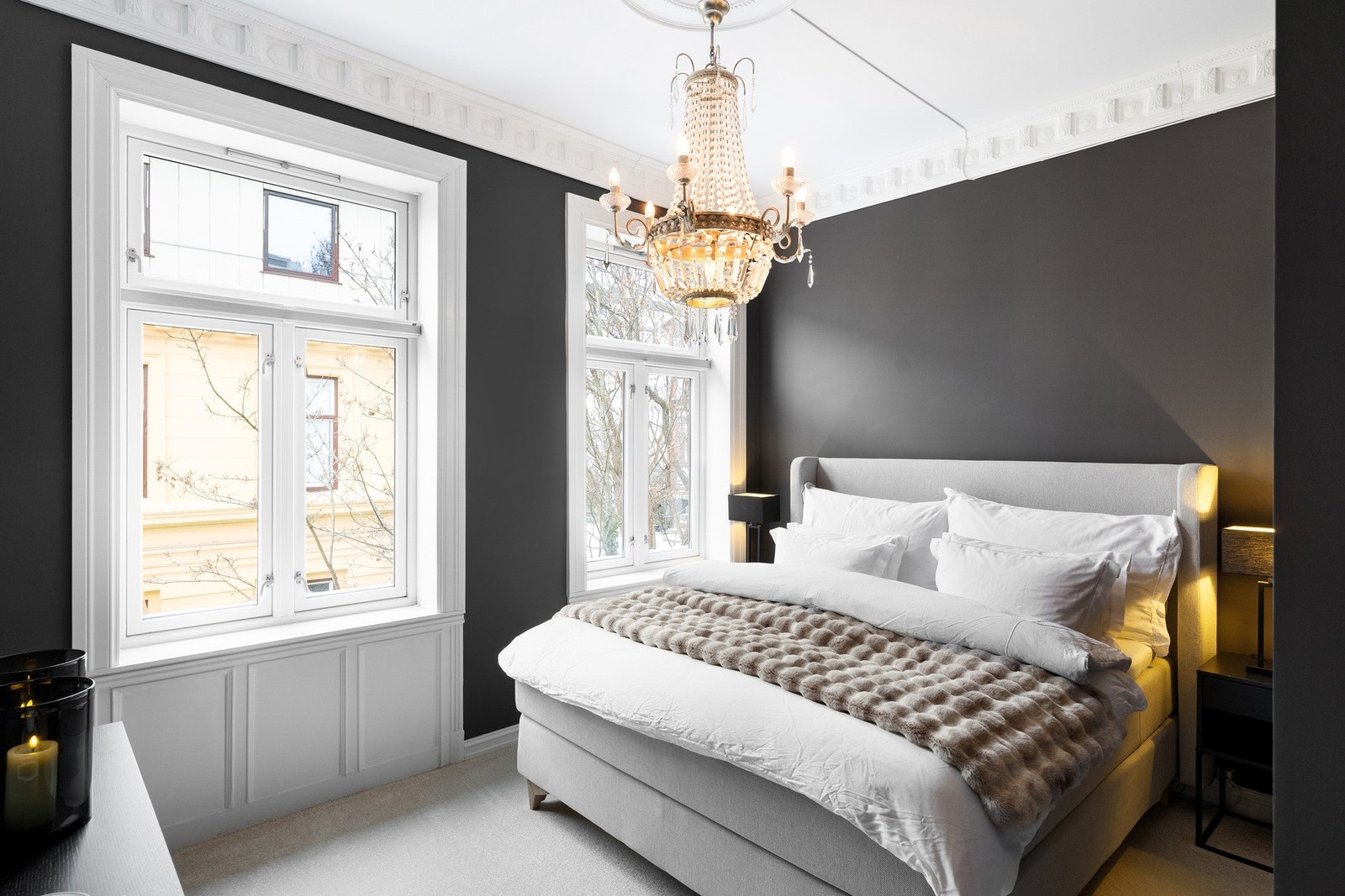 God plass til dobbeltseng og nattbord på begge sider. Galleribilde