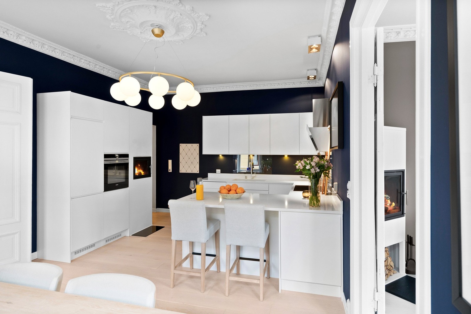 Lekkert, moderne kjøkken fra Sentima med hvite fronter og benkeplate i kompositt. Galleribilde