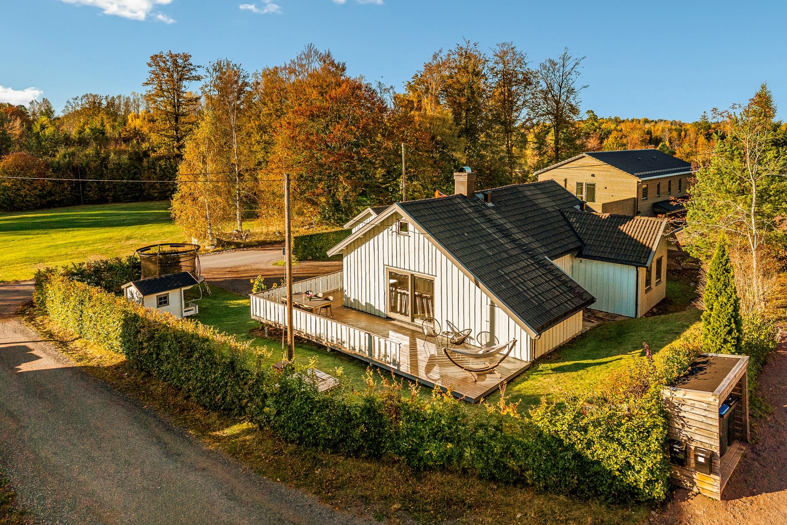 Solrike uteplasser nær sjø golfbane Galleribilde