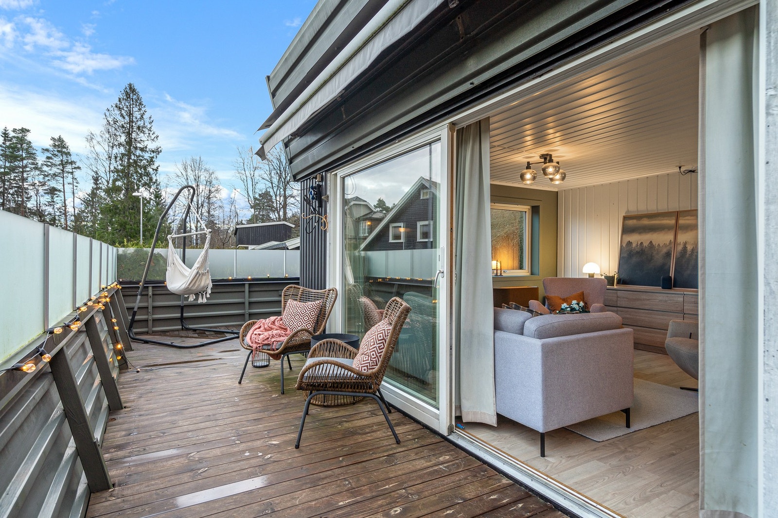 Fin uteplass med terrasse rundt leiligheten (fortsetter rundt hjørnet) Galleribilde