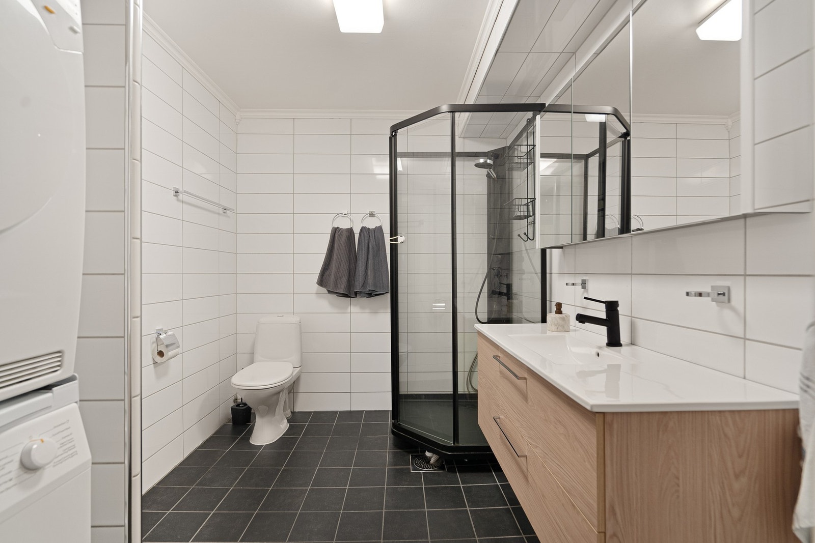 Delikat og pent bad med nyere dusjkabinett og helt ny servantinnredning og blandebatteri Galleribilde