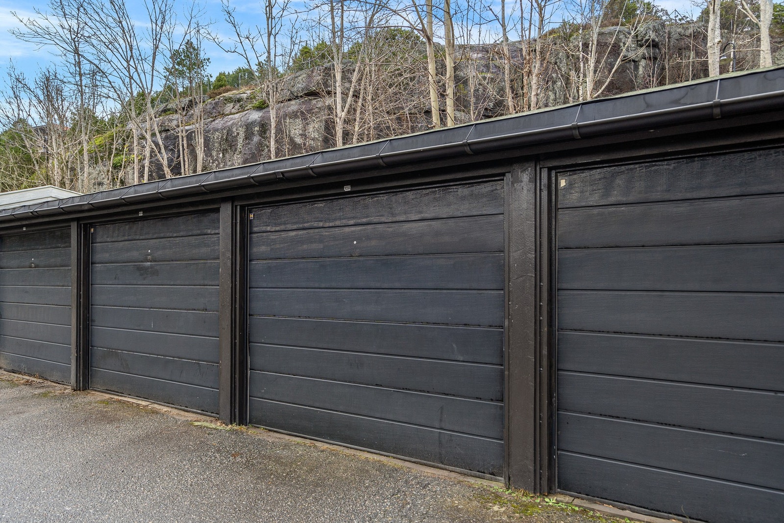 Garasje tilhørende leiligheten i rekka rett på utsiden av leiligheten. Mulighet for etablering av ladeboks inne i garasjen. Galleribilde