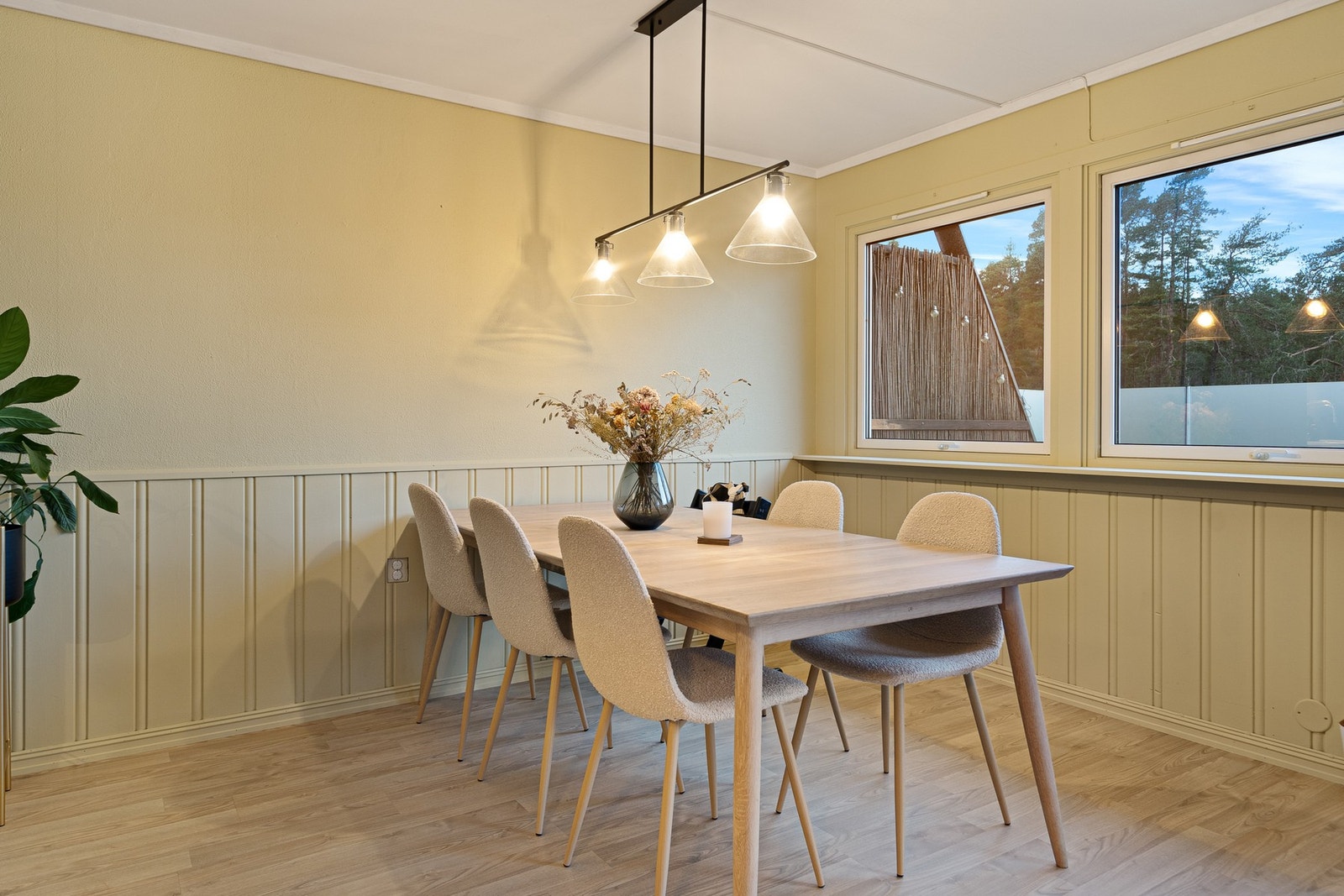 Fin spiseplass på kjøkkenet med utsyn mot vest Galleribilde