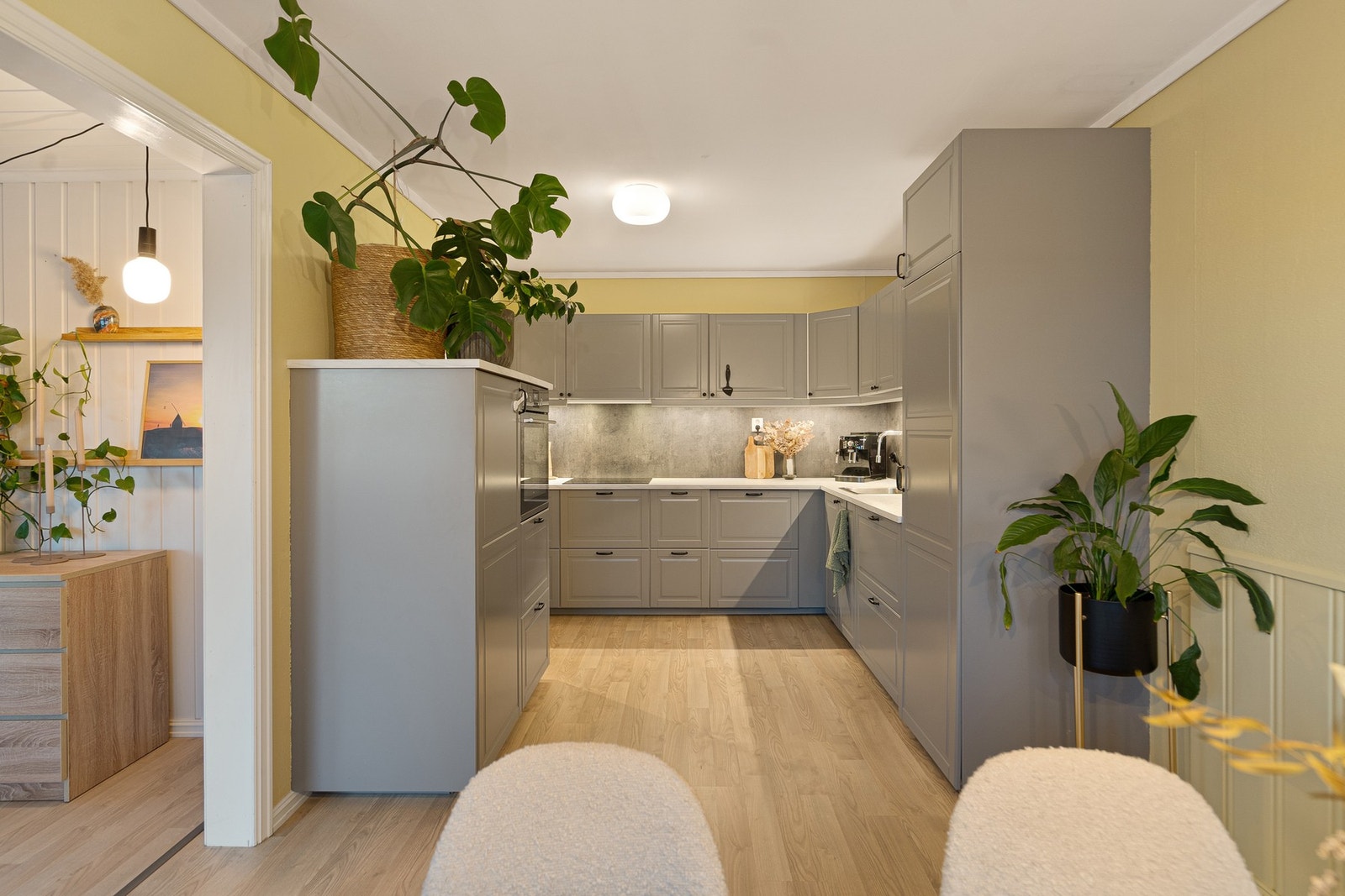 Romslig, innholdsrikt og praktisk kjøkken - kjøkkenveggene er nymalt i desember 2025 Galleribilde