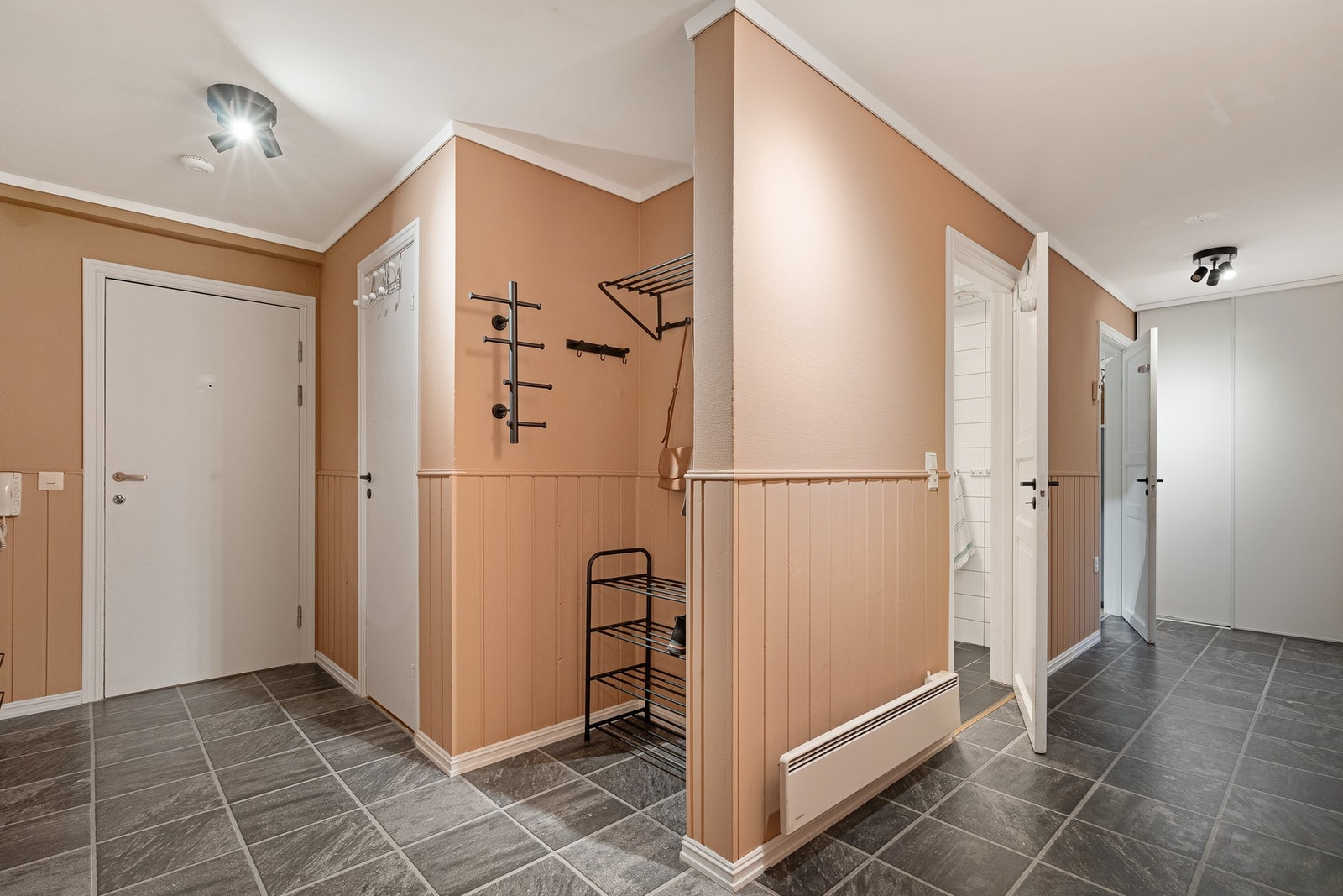 Kjekk gang med adkomst til separat toalettrom og oppheng for yttertøy Galleribilde