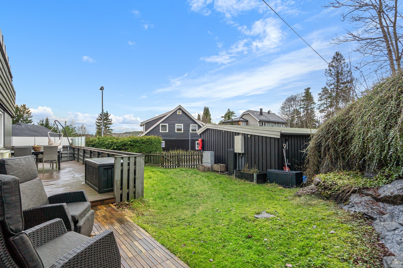 Flott hagedel med gjerde mot gaten Galleribilde