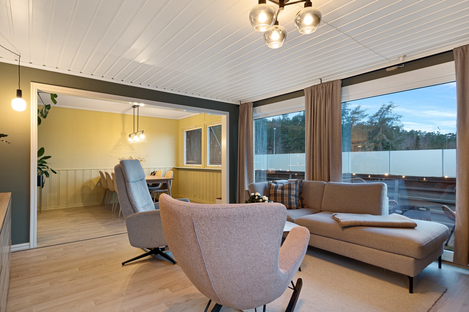 Stor skyvedør ut til terrassen Galleribilde