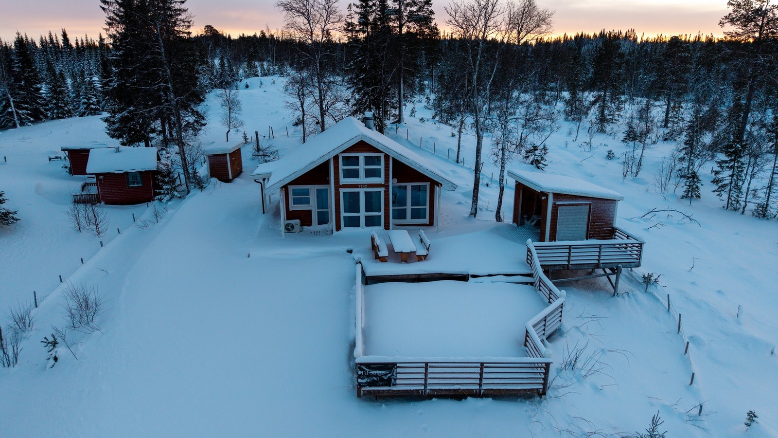 Hytta ligger fint til med en av de bedre tomtene i området. Galleribilde