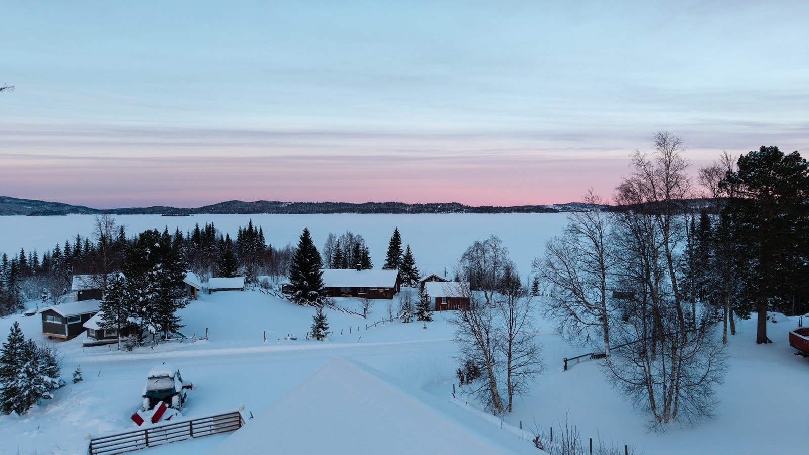 Hytta ligger fint til i et populært hytteområde. Her har du kort vei til både skiløyper og vannet. Galleribilde
