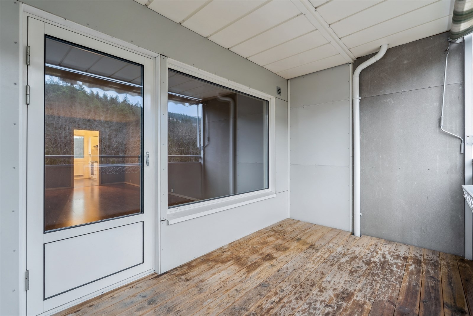 Overbygget og solrik balkong Galleribilde