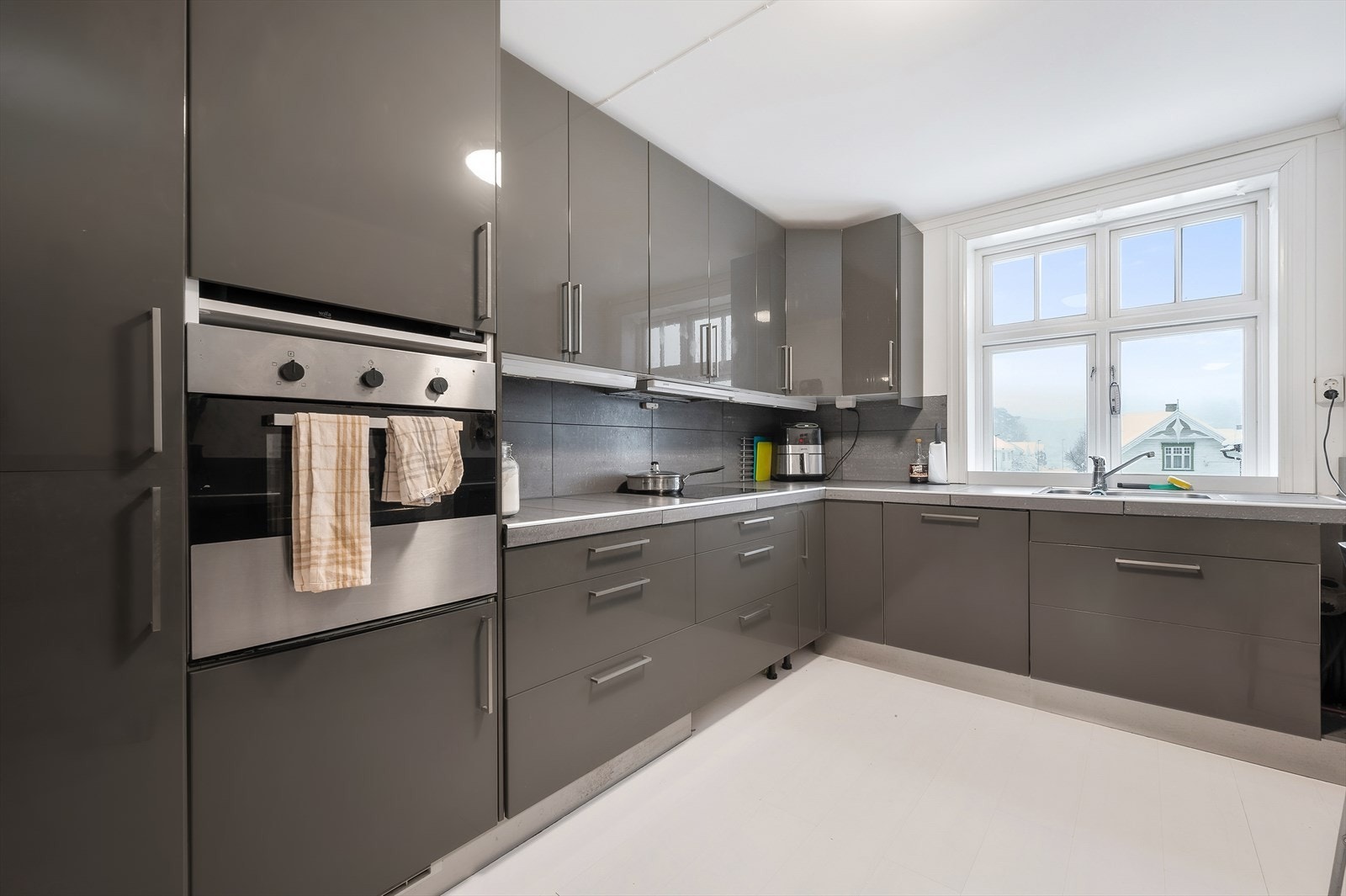 Kjøkkenet har god skap- og benkeplass. Galleribilde