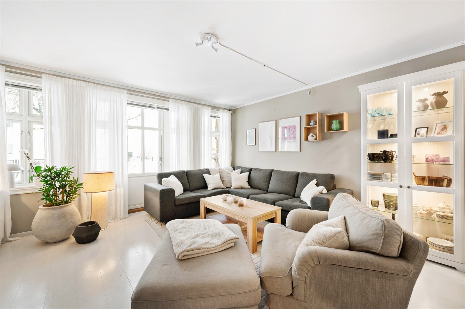 Stuen har store vindusflater som gir godt med lys. Galleribilde