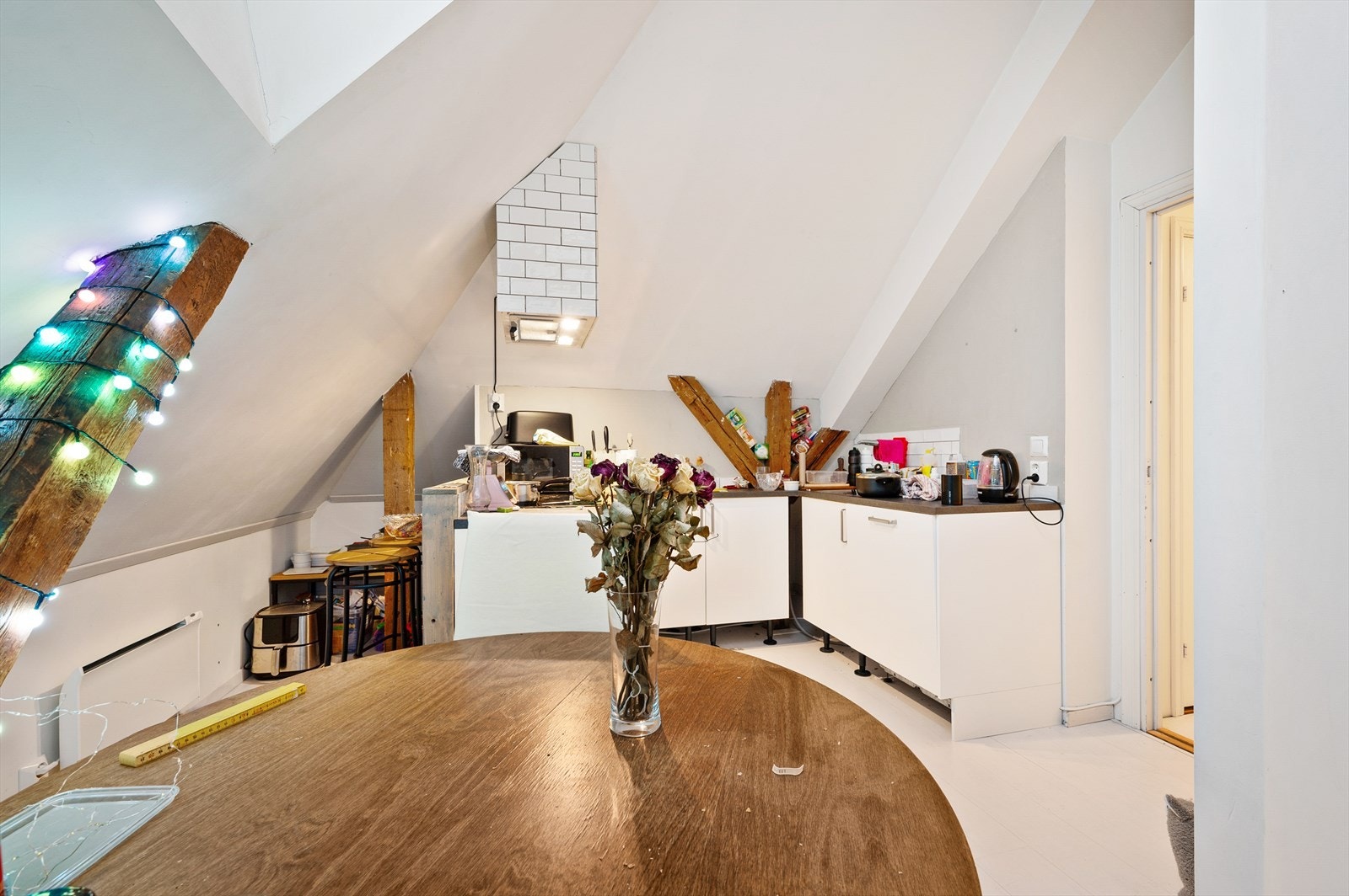 Kjøkken fra 2011 på loft. Galleribilde