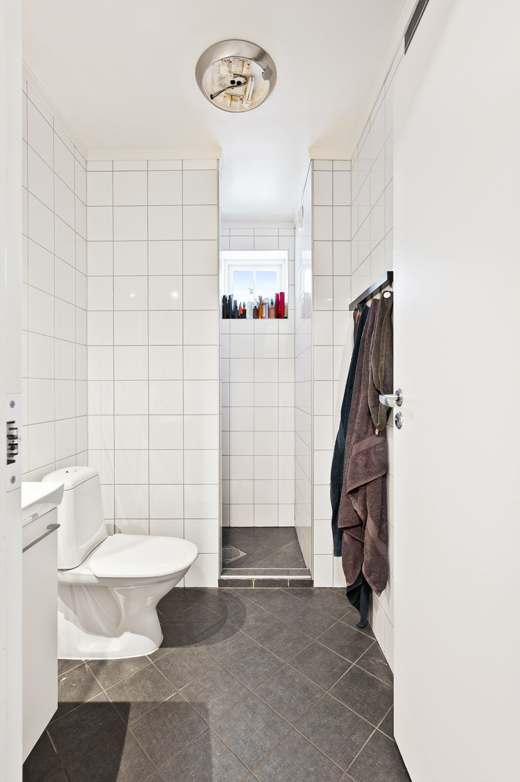 Pent flislagt bad på loft. Renovert i 2011. Galleribilde