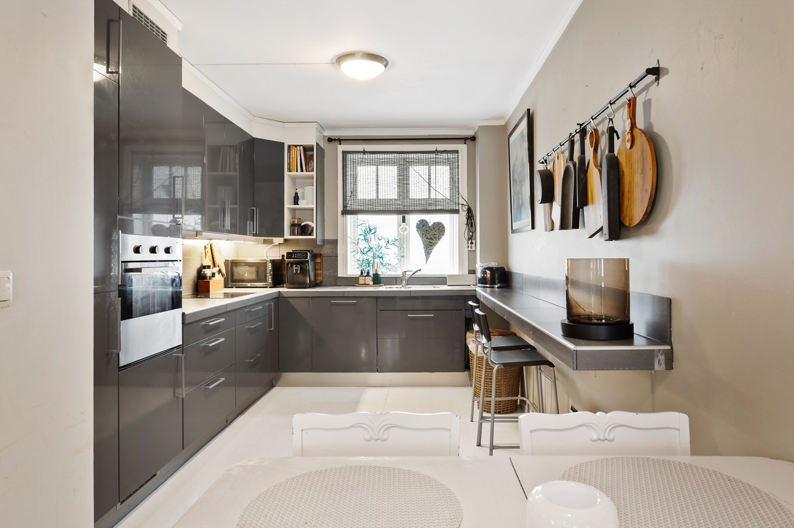 Kjøkkeninnredning fra 2011. Godt med skap- og bankeplass. Galleribilde