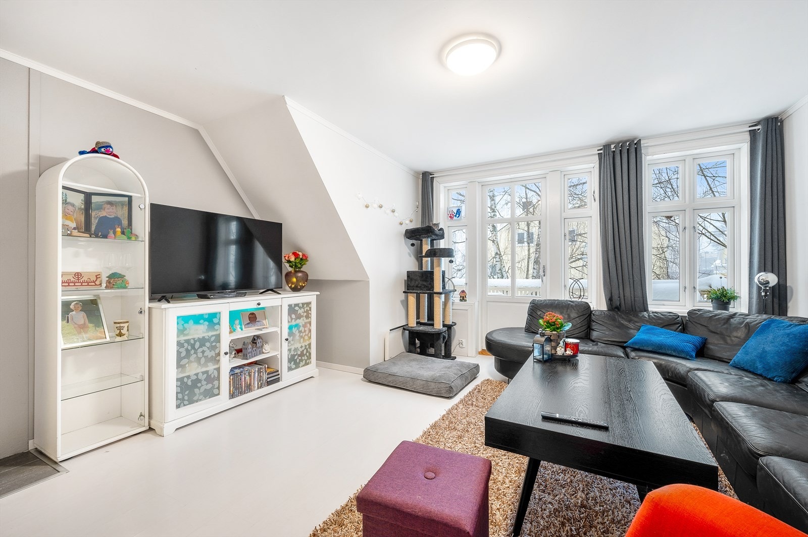 Romslig stue i 2 etg. utgang ut til balkong. Galleribilde