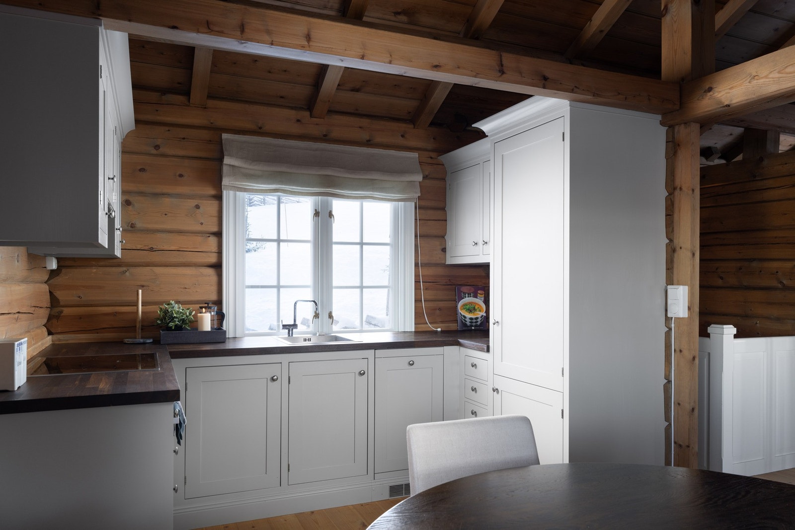 Nedfelt oppvaskkum i heltre benkeplate, og integrerte hvitevarer som platetopp, stekeovn, oppvaskmaskin og kjøl-/ fryseskap. Galleribilde