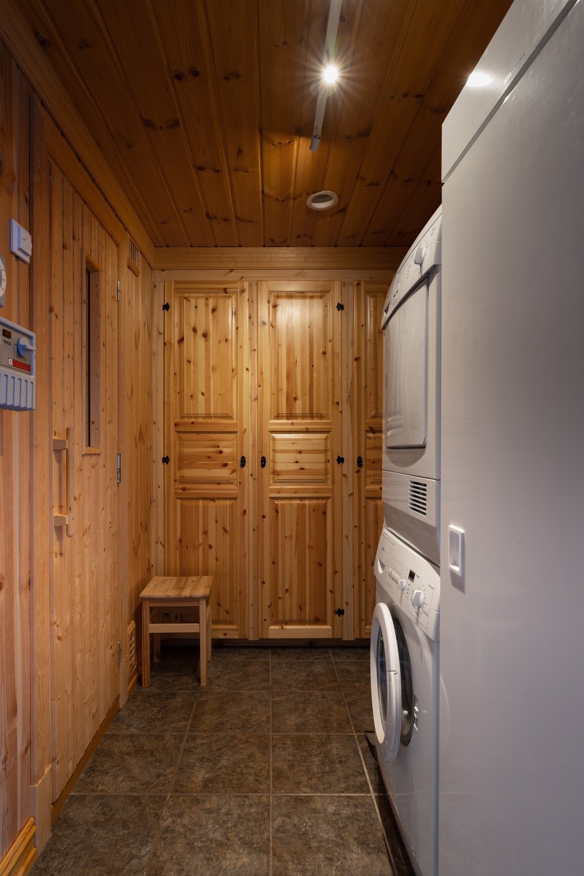 Eget vaskerom med god garderobeløsning og opplegg for vaskemaskin, tørketrommel og tørkeskap. Galleribilde