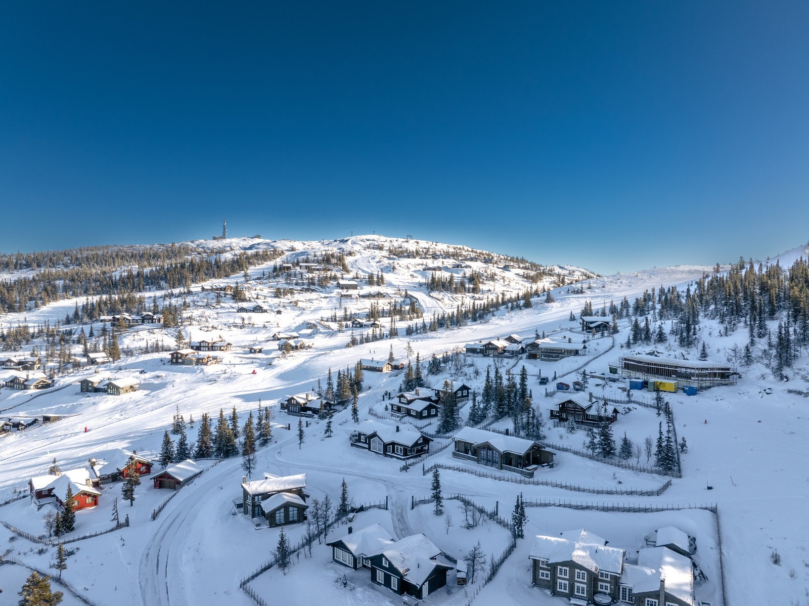 Hyttetunet ligger tilbaketrukket fra alpintraseen, men samtidig har du gleden av tilgang ski in / ski out. Galleribilde