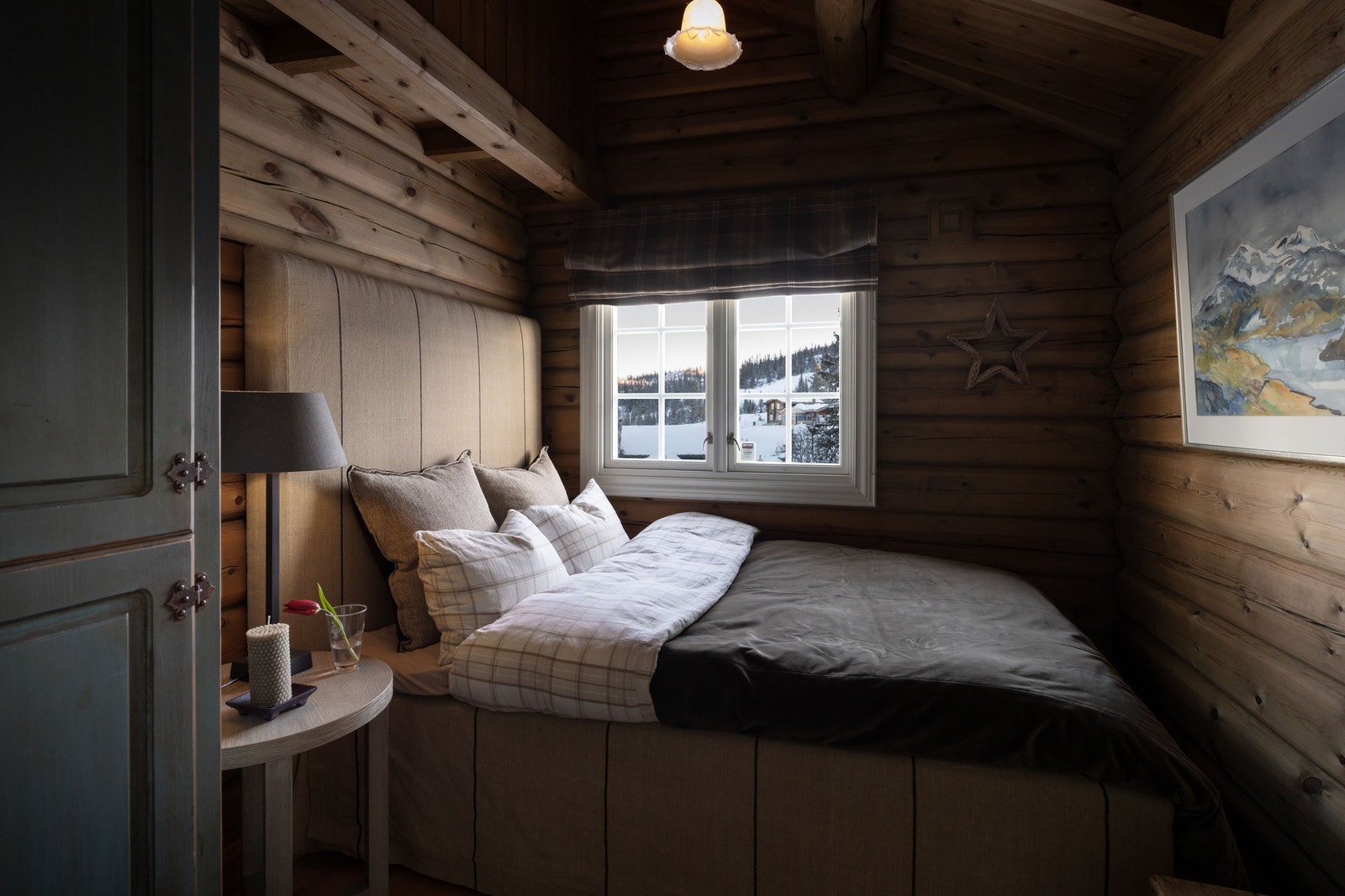 Soverommet på hovedplan har nydelig utsikt mot Syningen og skibakken. Galleribilde