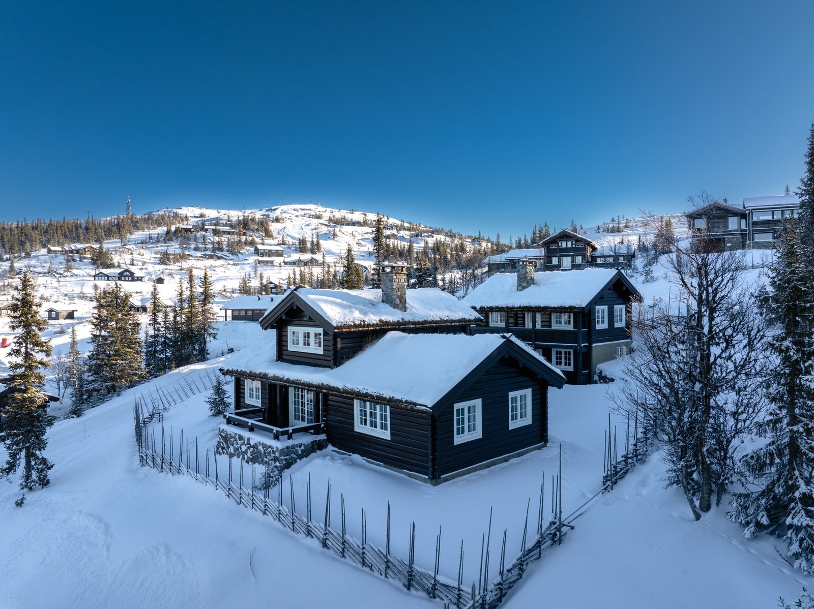 Arkitekttegnet og storslått hyttetun øverste del av Natten ca. 990 moh. Galleribilde
